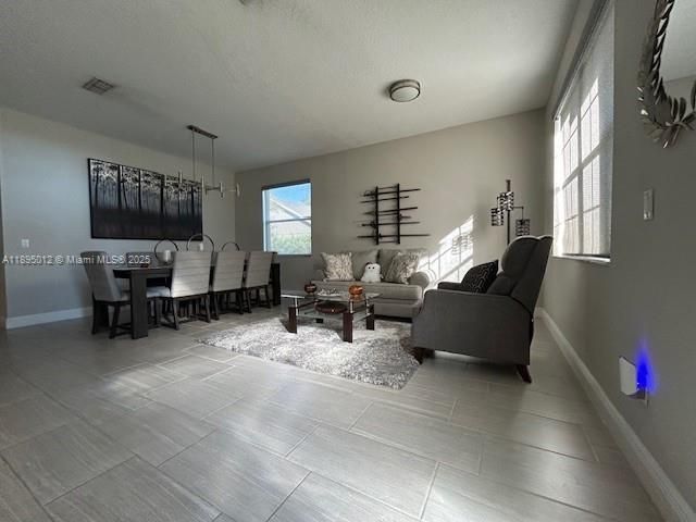 En Venta: $539,000 (4 camas, 2 baños, 2045 Pies cuadrados)