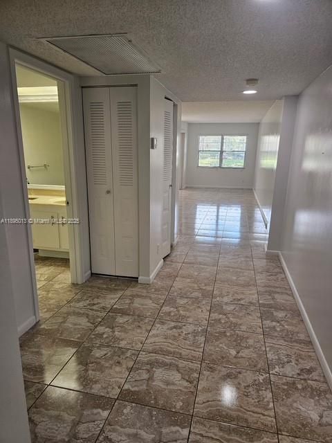 合同活跃: $1,750 (1 贝兹, 1 浴室, 1045 平方英尺)