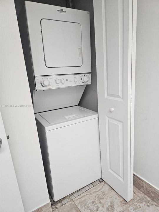 合同活跃: $1,750 (1 贝兹, 1 浴室, 1045 平方英尺)