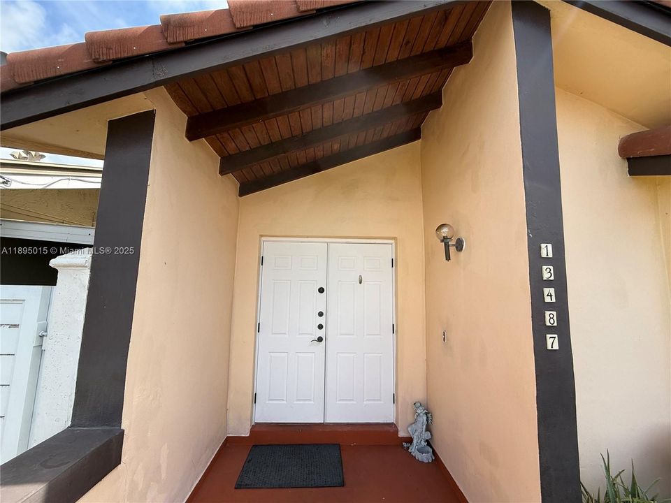 Active With Contract: $625,000 (3 beds, 2 baths, 1434 Square Feet)