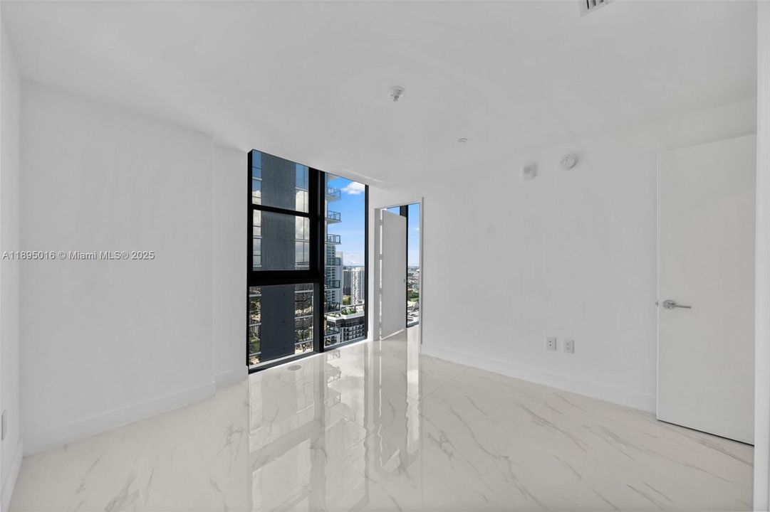 Activo con contrato: $14,000 (4 camas, 5 baños, 2582 Pies cuadrados)