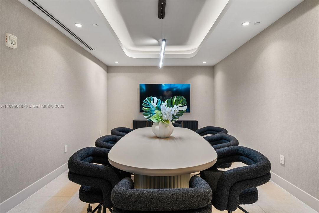 Activo con contrato: $14,000 (4 camas, 5 baños, 2582 Pies cuadrados)