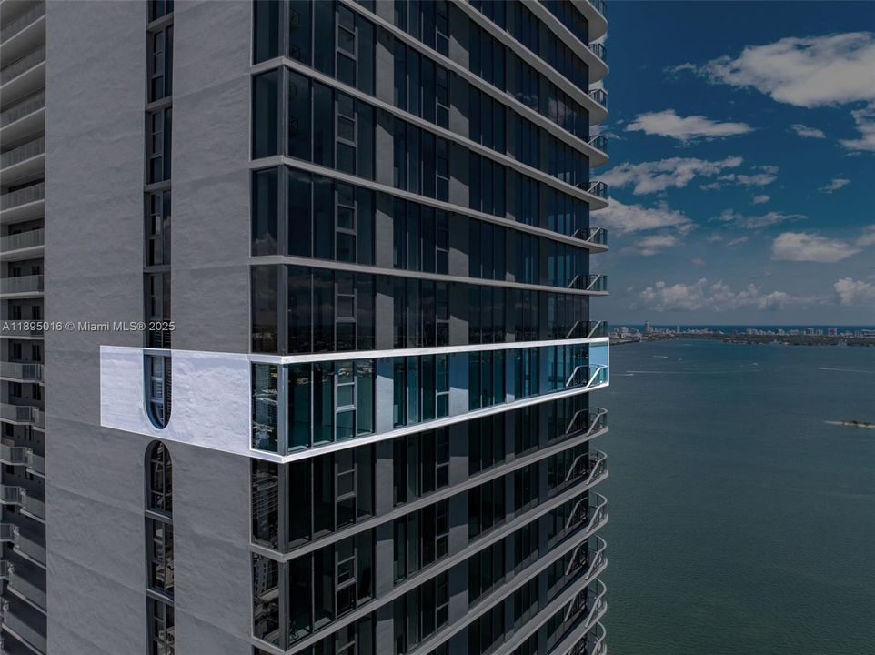 Activo con contrato: $14,000 (4 camas, 5 baños, 2582 Pies cuadrados)