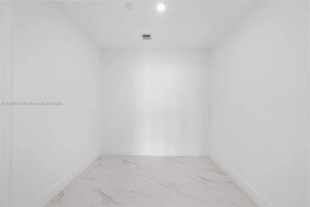 Activo con contrato: $14,000 (4 camas, 5 baños, 2582 Pies cuadrados)