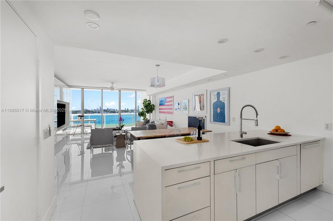 待售: $998,000 (2 贝兹, 2 浴室, 1884 平方英尺)