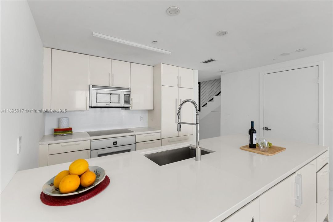 待售: $998,000 (2 贝兹, 2 浴室, 1884 平方英尺)