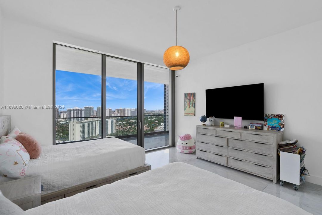 На продажу: $4,375,000 (3 спален, 5 ванн, 2468 Квадратных фут)