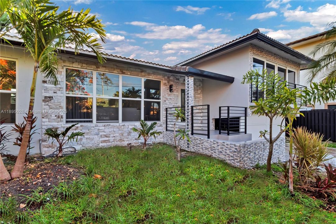 For Sale: $975,000 (3 beds, 2 baths, 1272 Square Feet)