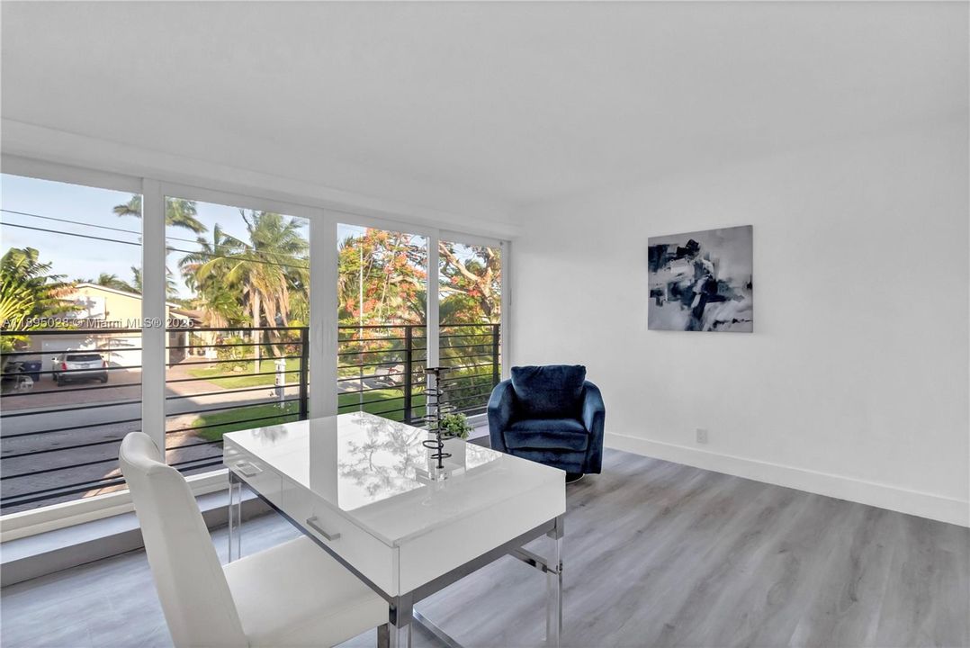 For Sale: $975,000 (3 beds, 2 baths, 1272 Square Feet)