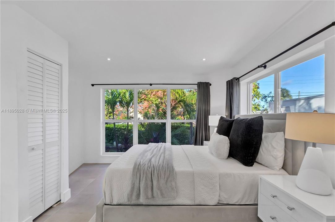 For Sale: $975,000 (3 beds, 2 baths, 1272 Square Feet)