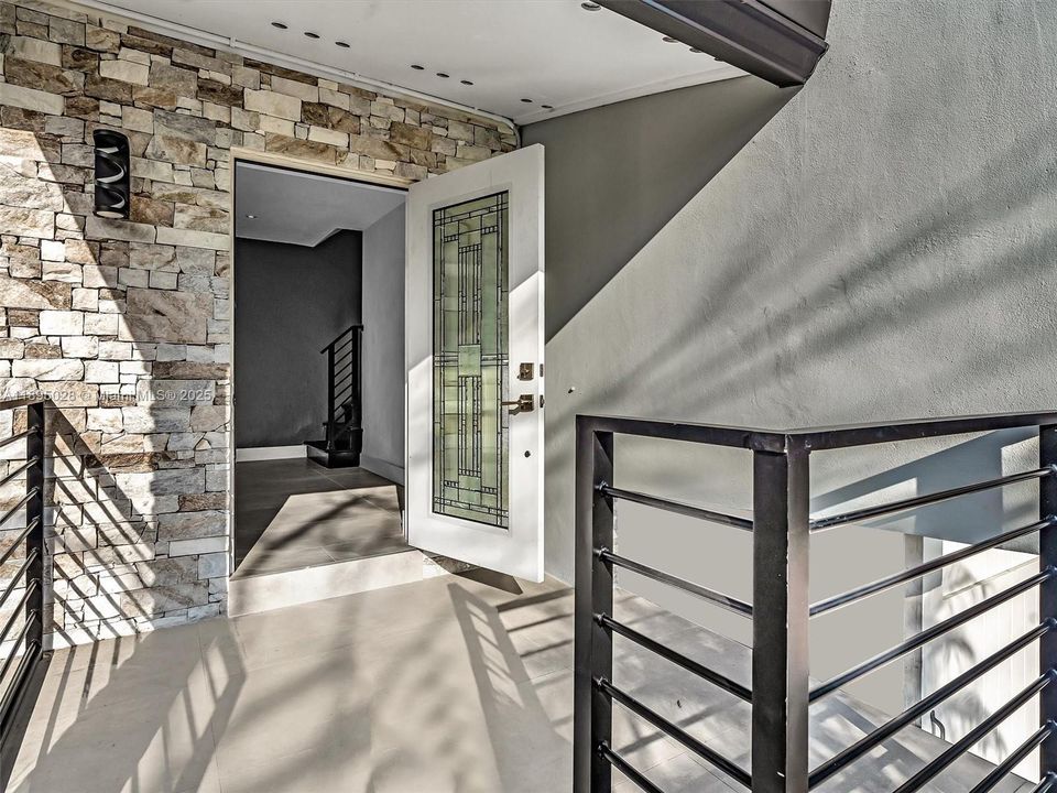 For Sale: $975,000 (3 beds, 2 baths, 1272 Square Feet)