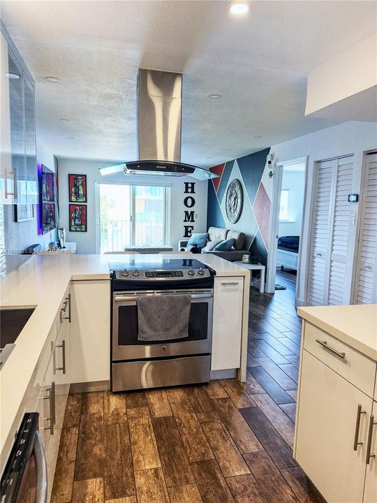 For Rent: $2,500 (1 beds, 1 baths, 800 Square Feet)