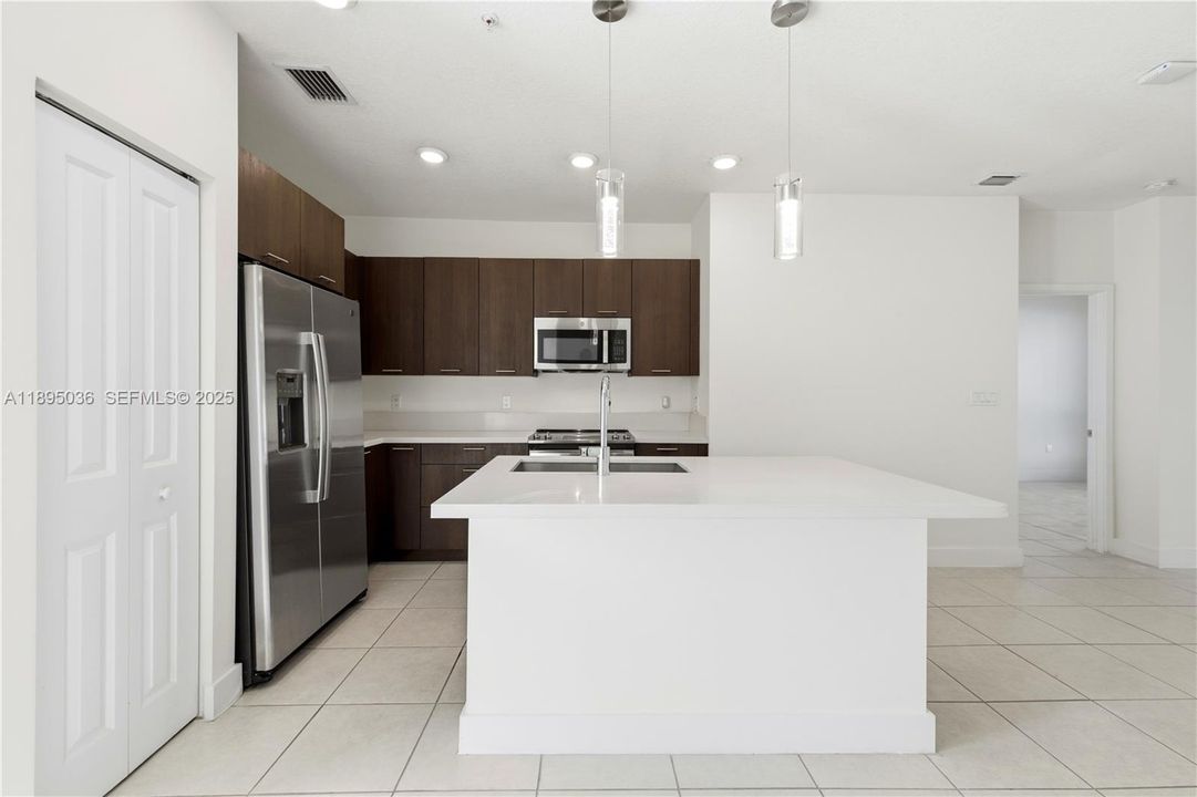 En Venta: $502,000 (2 camas, 2 baños, 1124 Pies cuadrados)