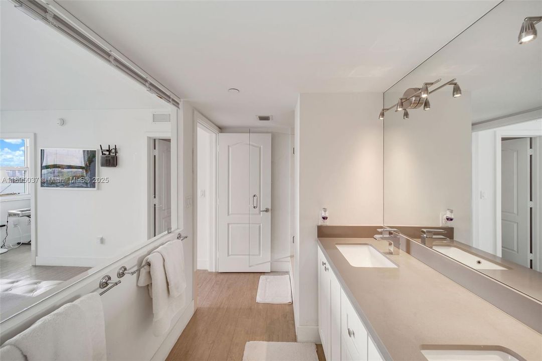 待售: $1,575,000 (2 贝兹, 2 浴室, 1372 平方英尺)