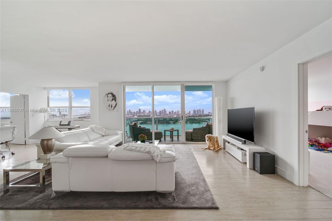 待售: $1,575,000 (2 贝兹, 2 浴室, 1372 平方英尺)