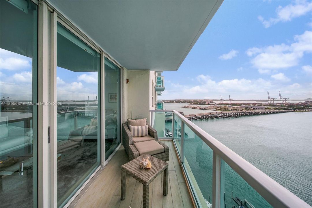 待售: $1,575,000 (2 贝兹, 2 浴室, 1372 平方英尺)