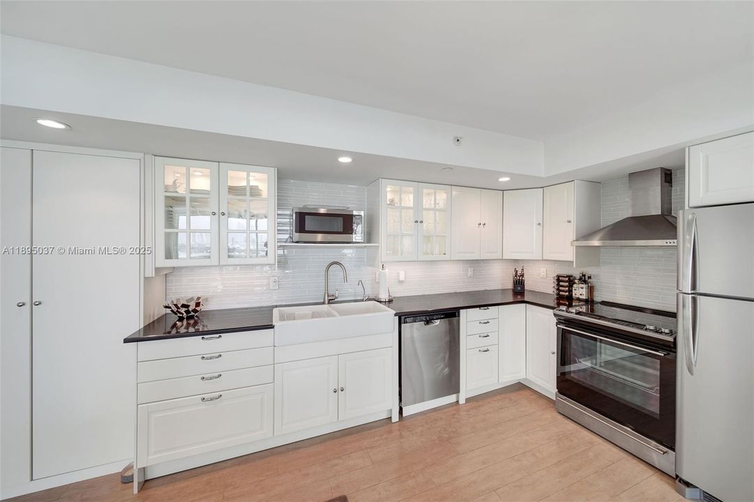 待售: $1,575,000 (2 贝兹, 2 浴室, 1372 平方英尺)