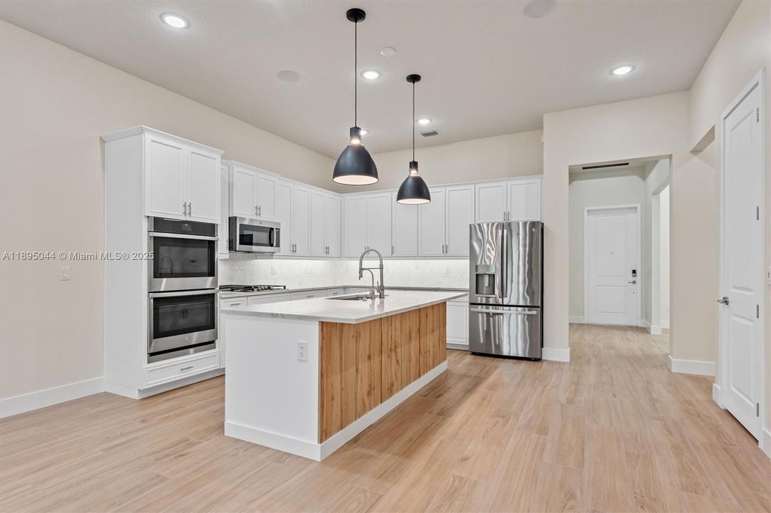 Недавно продано: $649,999 (3 спален, 2 ванн, 1724 Квадратных фут)