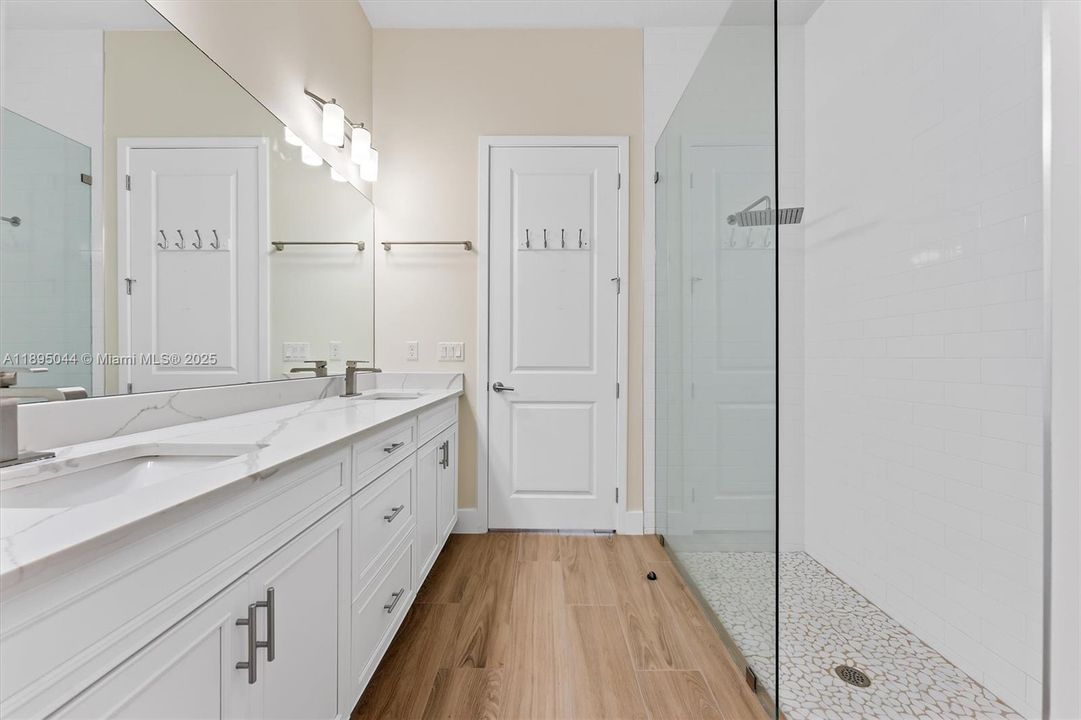 Недавно продано: $649,999 (3 спален, 2 ванн, 1724 Квадратных фут)