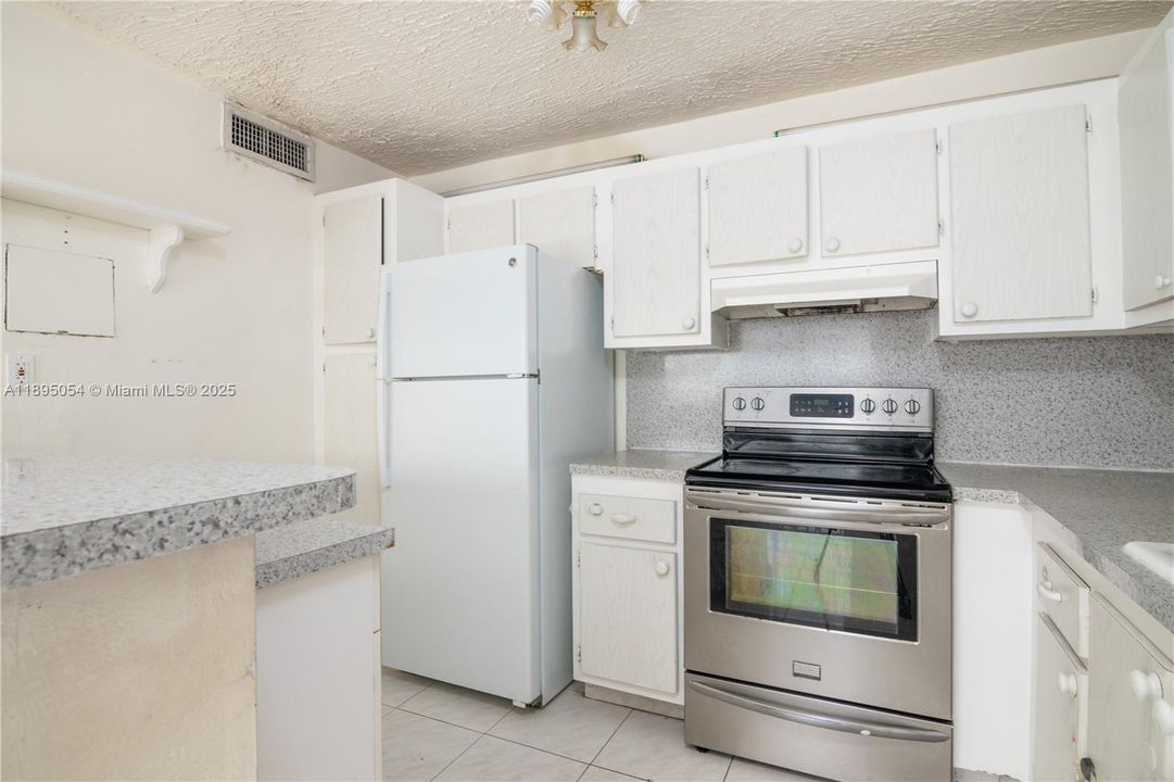 Active With Contract: $219,000 (2 beds, 2 baths, 1060 Square Feet)