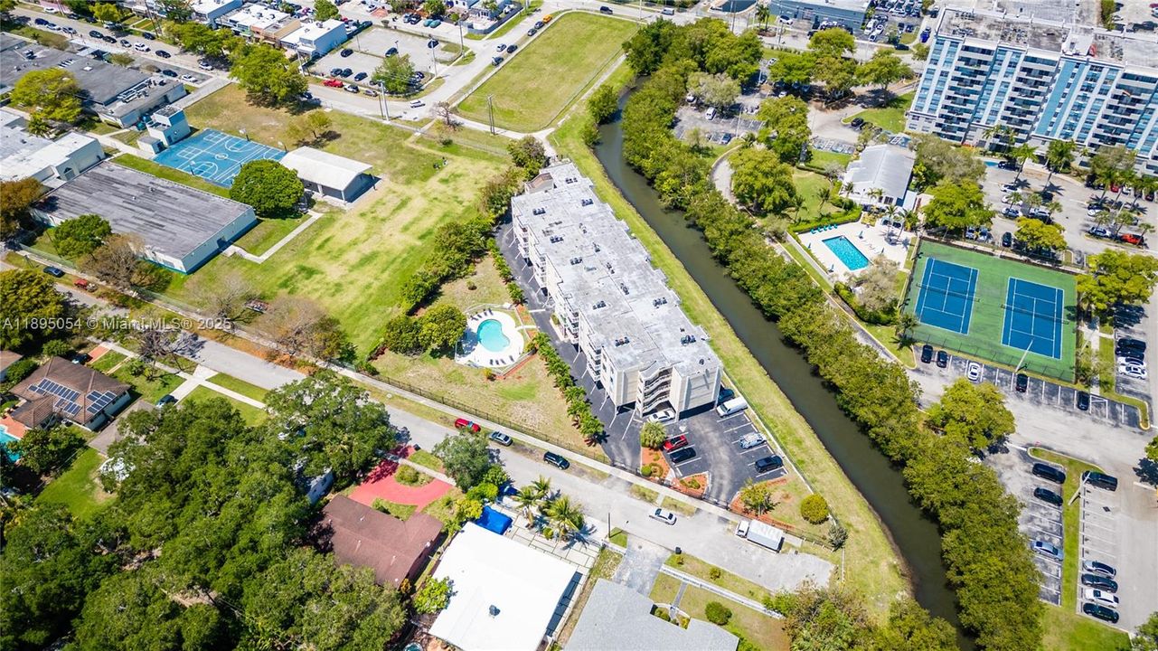 Active With Contract: $219,000 (2 beds, 2 baths, 1060 Square Feet)