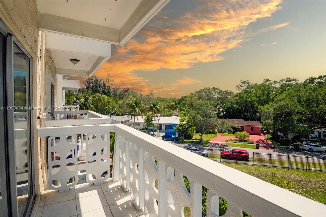 Active With Contract: $219,000 (2 beds, 2 baths, 1060 Square Feet)