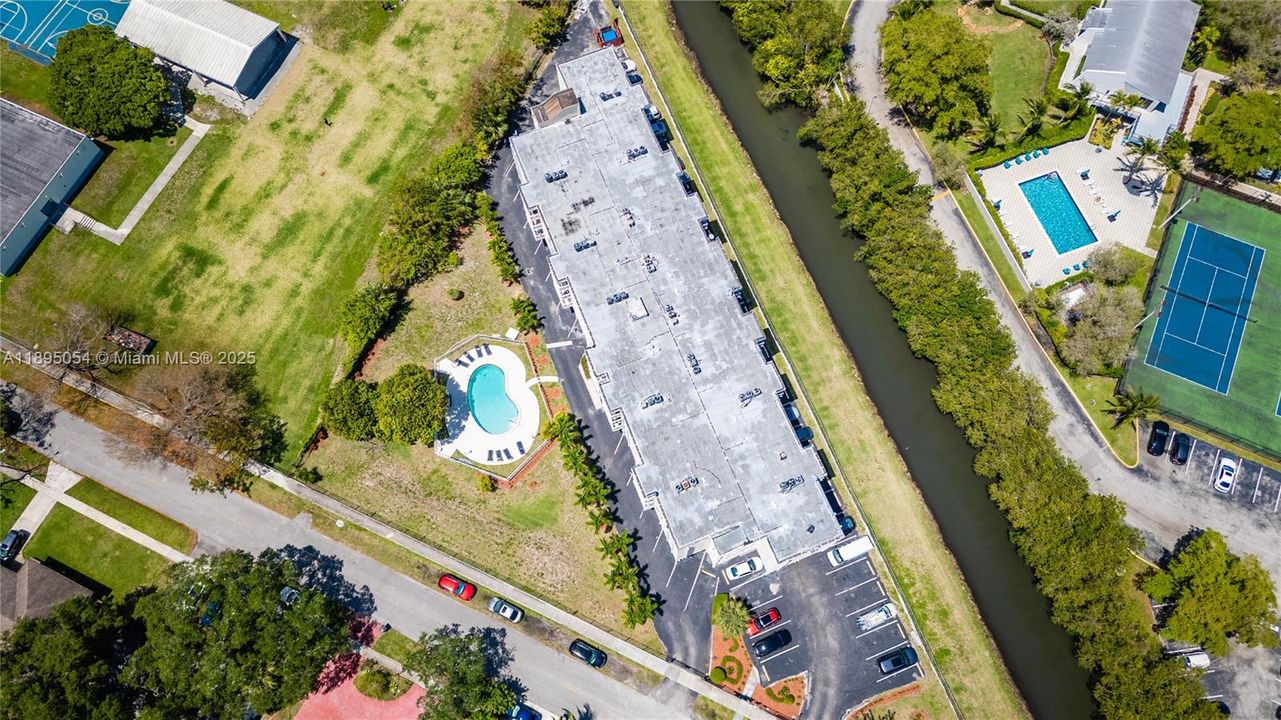 Active With Contract: $219,000 (2 beds, 2 baths, 1060 Square Feet)