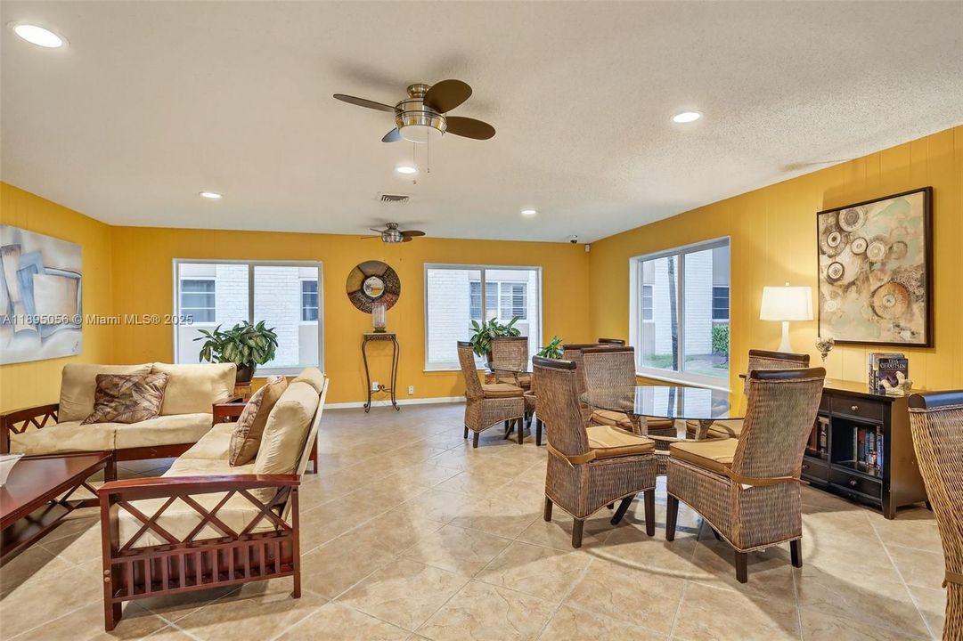 На продажу: $149,900 (1 спален, 1 ванн, 750 Квадратных фут)