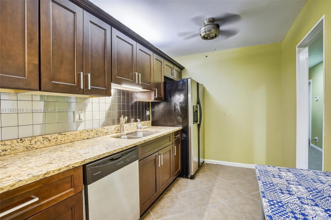 На продажу: $149,900 (1 спален, 1 ванн, 750 Квадратных фут)