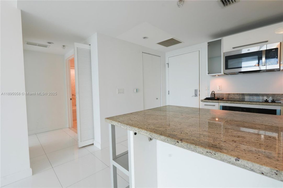 Recently Rented: $2,450 (1 beds, 1 baths, 783 Square Feet)