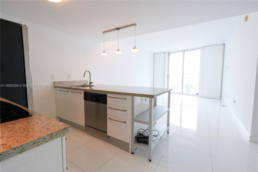 Recently Rented: $2,450 (1 beds, 1 baths, 783 Square Feet)