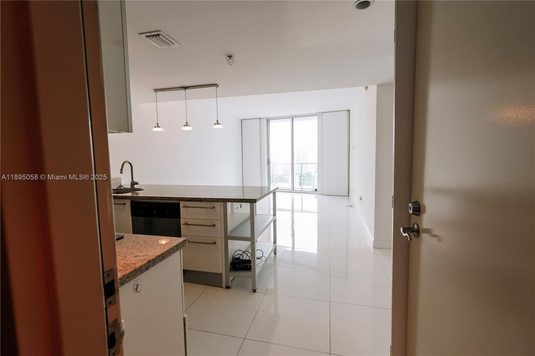 Recently Rented: $2,450 (1 beds, 1 baths, 783 Square Feet)