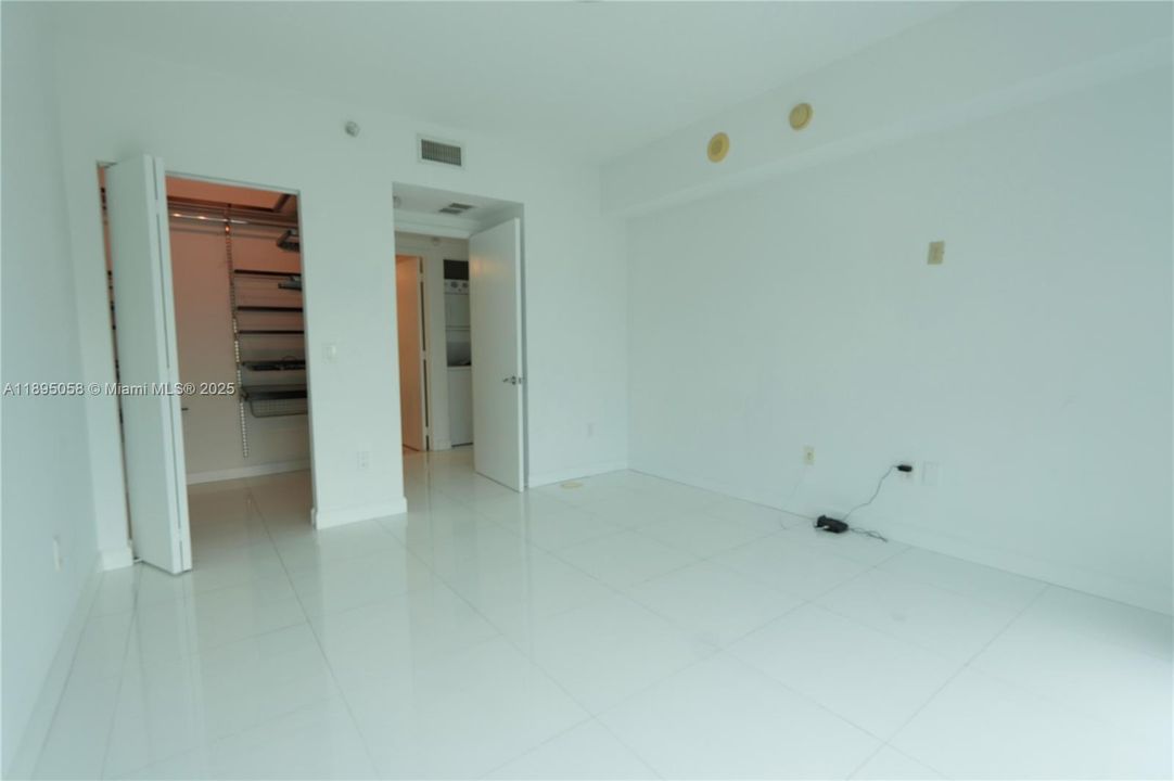 Recently Rented: $2,450 (1 beds, 1 baths, 783 Square Feet)