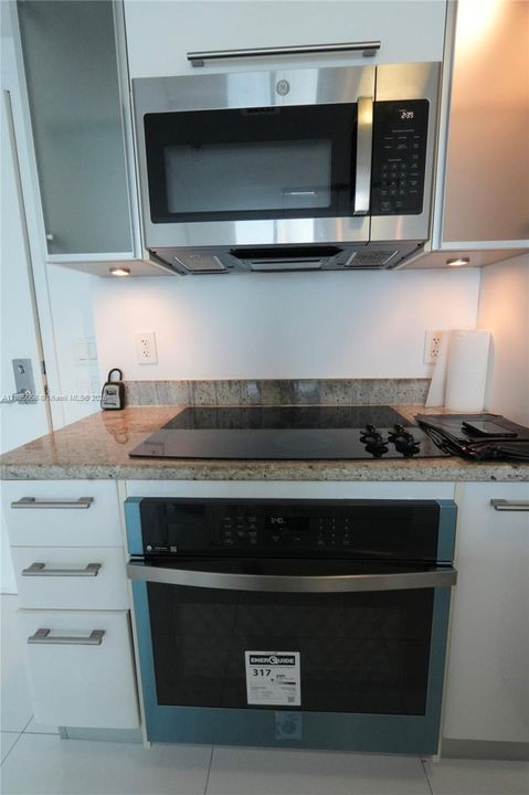 Recently Rented: $2,450 (1 beds, 1 baths, 783 Square Feet)