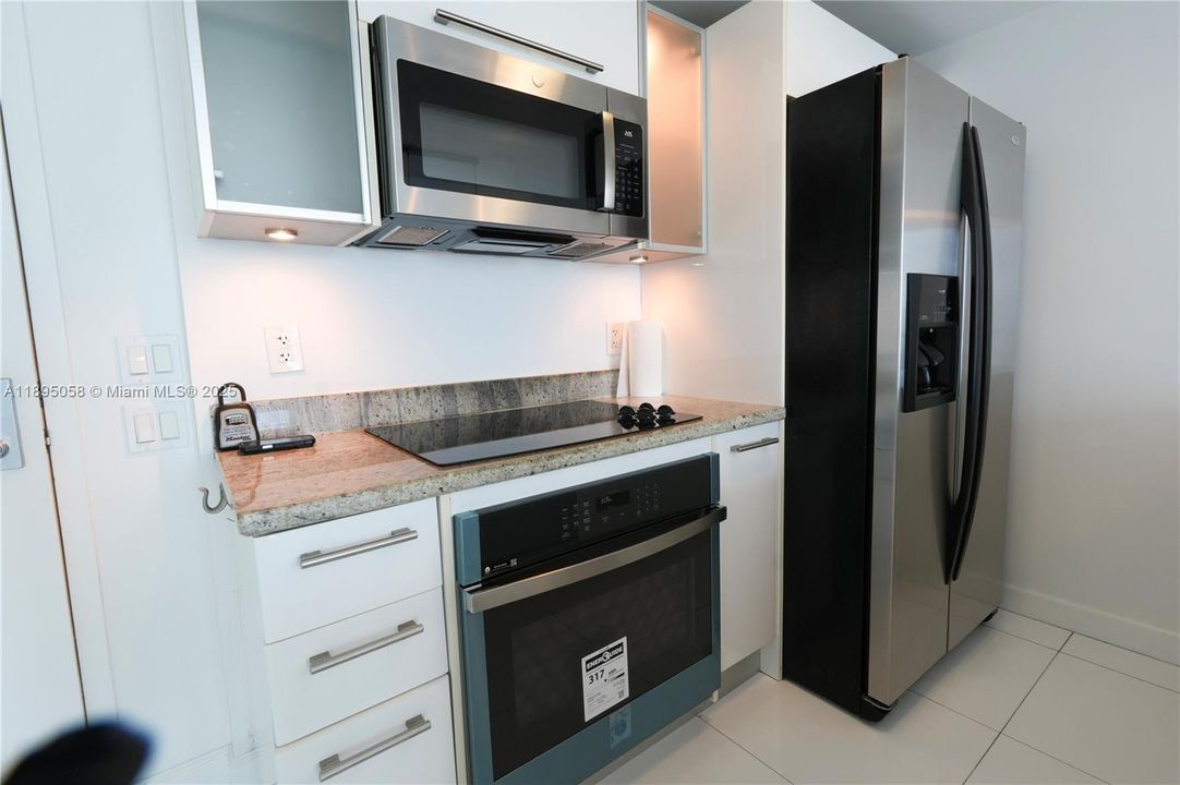 Recently Rented: $2,450 (1 beds, 1 baths, 783 Square Feet)