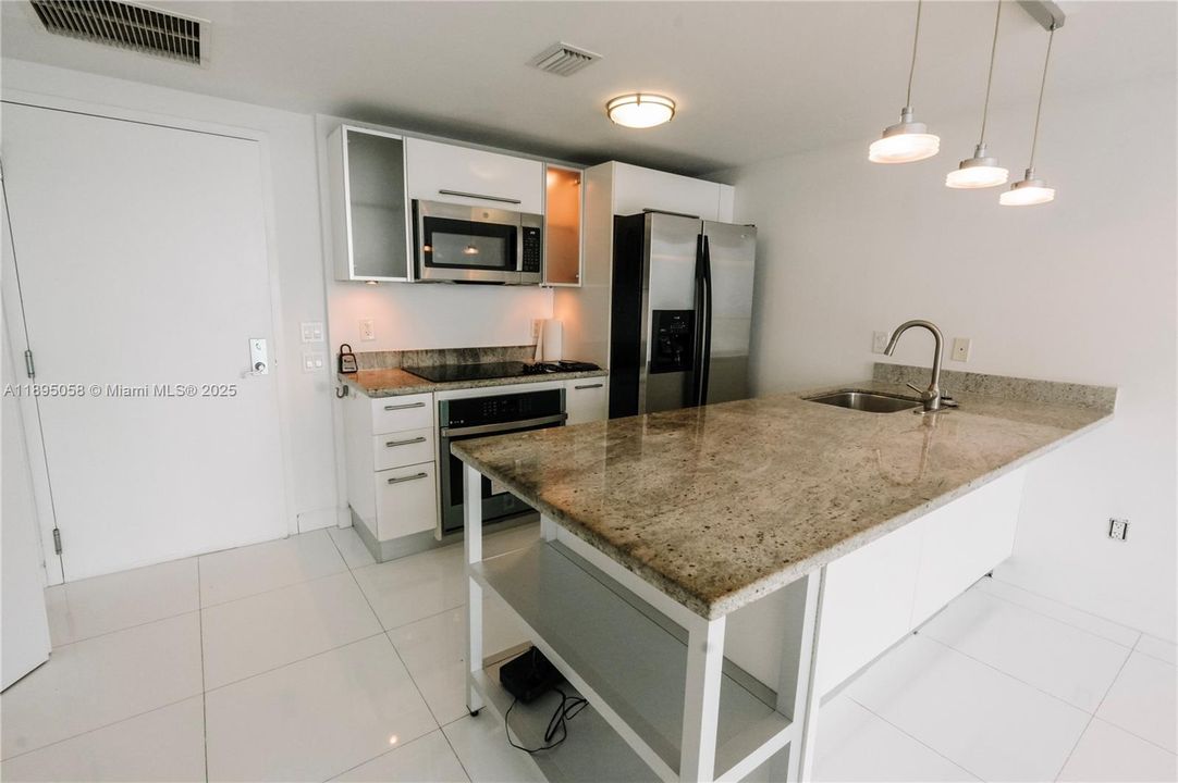 Recently Rented: $2,450 (1 beds, 1 baths, 783 Square Feet)