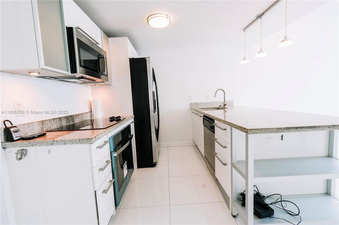 Recently Rented: $2,450 (1 beds, 1 baths, 783 Square Feet)