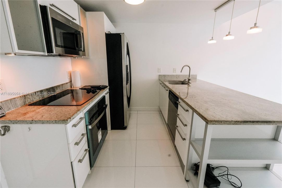 Recently Rented: $2,450 (1 beds, 1 baths, 783 Square Feet)