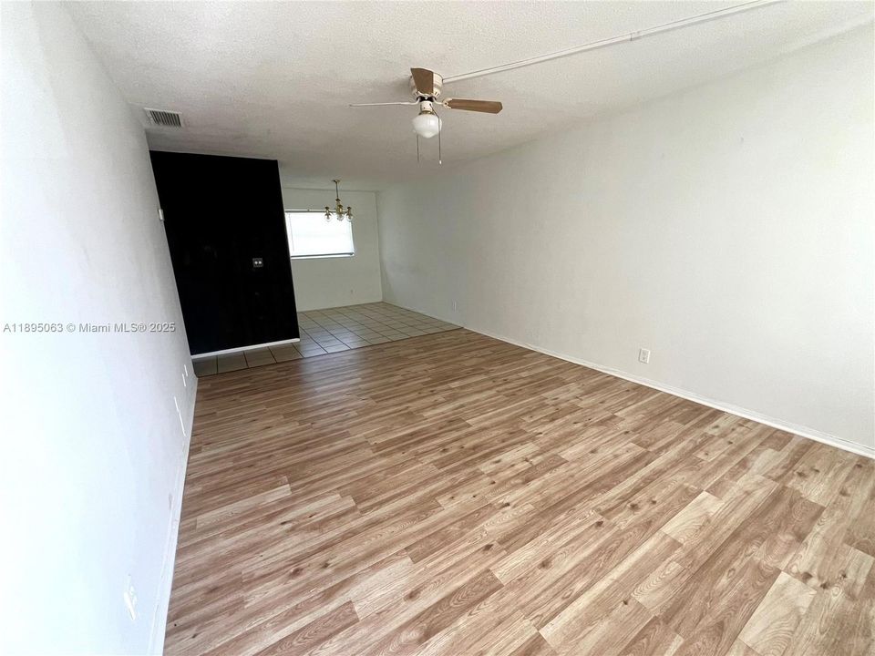 For Sale: $139,990 (1 beds, 1 baths, 620 Square Feet)