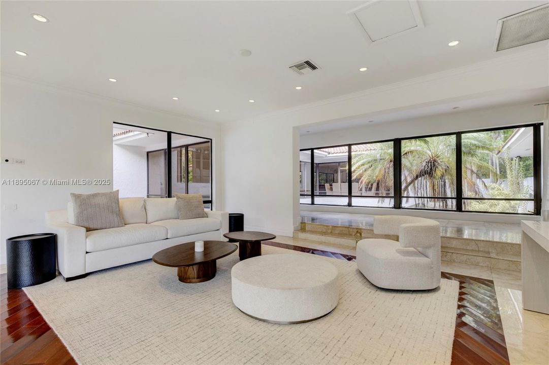 出租: $18,500 (4 贝兹, 4 浴室, 4255 平方英尺)