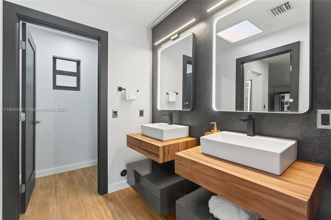 Active With Contract: $1,175,000 (4 beds, 3 baths, 2580 Square Feet)