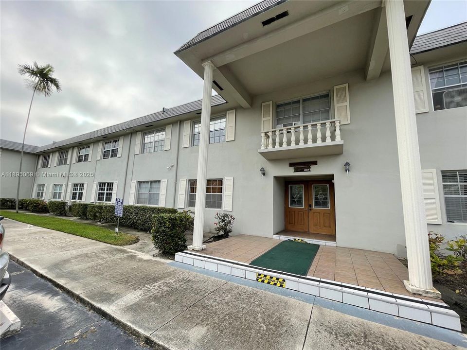 Recently Sold: $130,000 (1 beds, 1 baths, 665 Square Feet)
