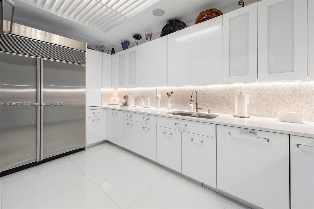 合同活跃: $25,000 (2 贝兹, 2 浴室, 1870 平方英尺)