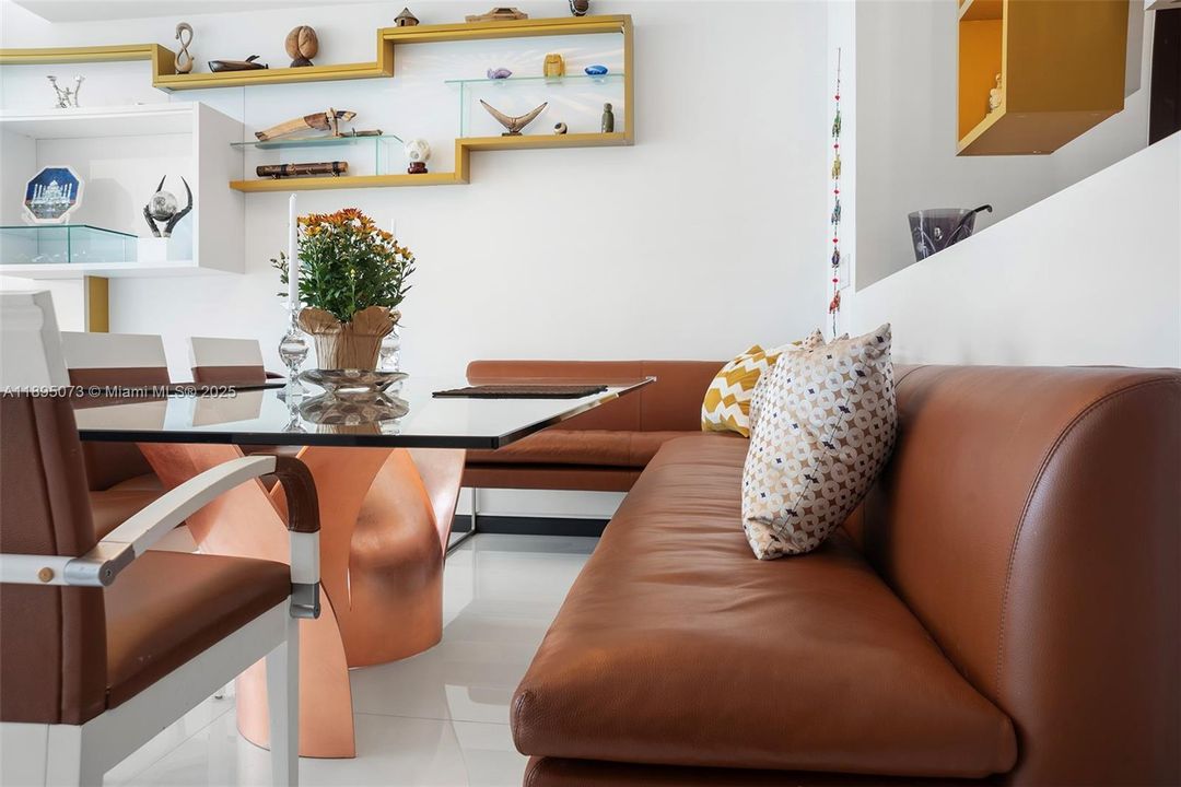 合同活跃: $25,000 (2 贝兹, 2 浴室, 1870 平方英尺)