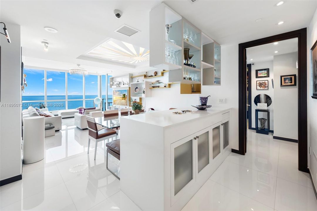 合同活跃: $25,000 (2 贝兹, 2 浴室, 1870 平方英尺)