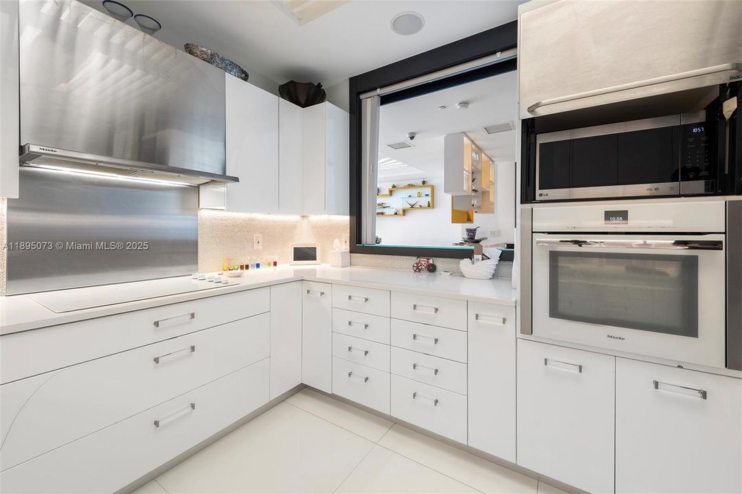 合同活跃: $25,000 (2 贝兹, 2 浴室, 1870 平方英尺)