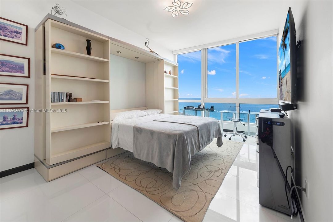 合同活跃: $25,000 (2 贝兹, 2 浴室, 1870 平方英尺)