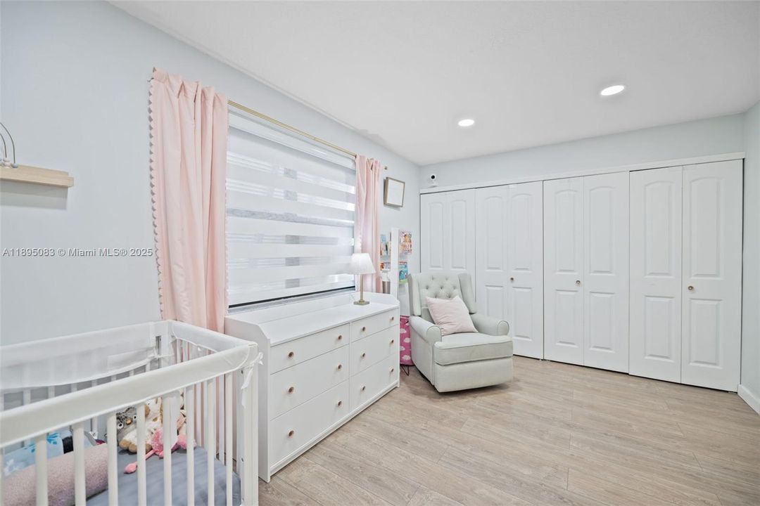 合同活跃: $419,000 (2 贝兹, 1 浴室, 1482 平方英尺)