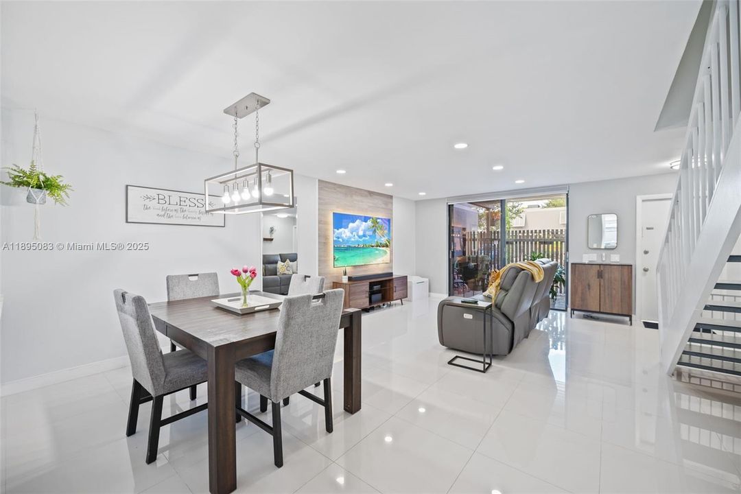 合同活跃: $419,000 (2 贝兹, 1 浴室, 1482 平方英尺)