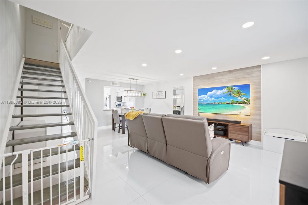 合同活跃: $419,000 (2 贝兹, 1 浴室, 1482 平方英尺)